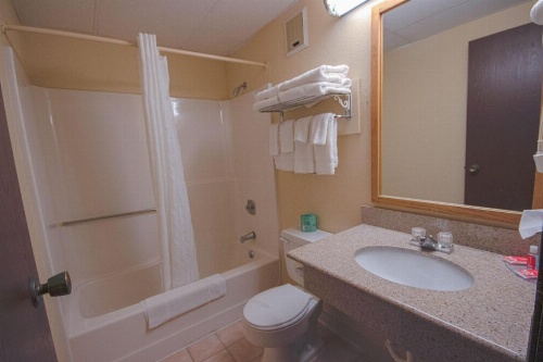 Love Hotels Junction City KS Near Fort Riley By OYO image 18