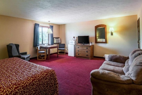 Love Hotels Junction City KS Near Fort Riley By OYO image 2