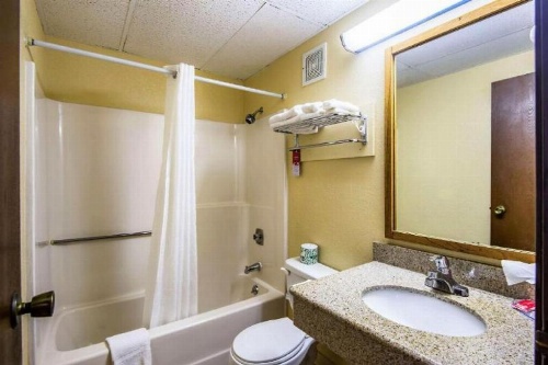 Love Hotels Junction City KS Near Fort Riley By OYO image 23