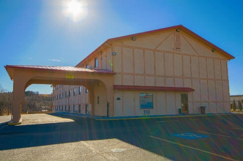 Love Hotels Junction City KS Near Fort Riley By OYO image 39